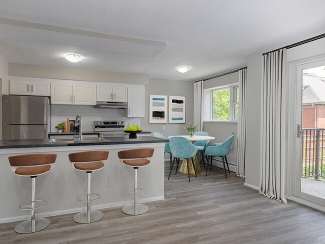 Building Photo - 388 Dufferin Avenue