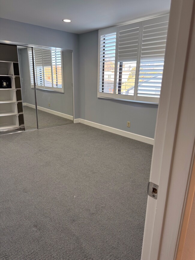 Building Photo - 14520 Dickens St Unit 211 Rental