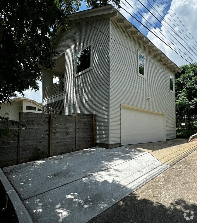 Building Photo - 2006 New York Ave Unit 2 Rental