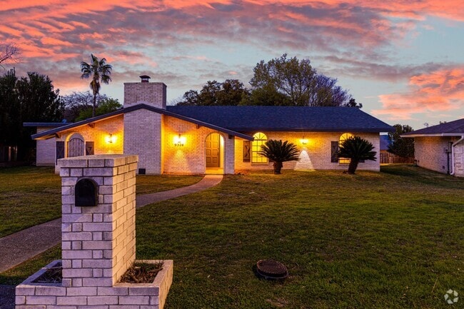 Building Photo - BEAUTIFULLY RENOVATED ONE STORY HOME IN A ...