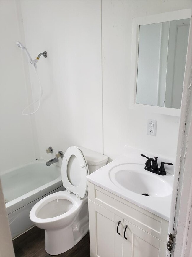 Photo - 715-711 11th Ave