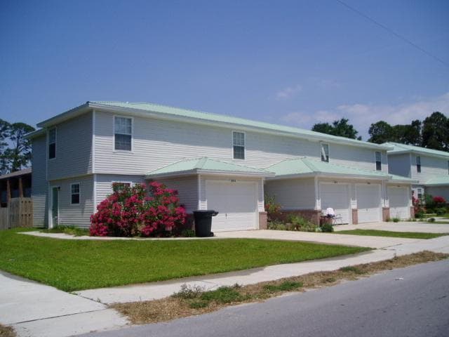 "Charming 2-Bed Townhouse Oasis - Prime Fo... - "Charming 2-Bed Townhouse Oasis - Prime Fo...