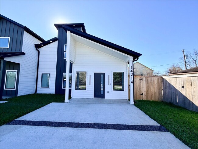 Building Photo - 4214 Clover St