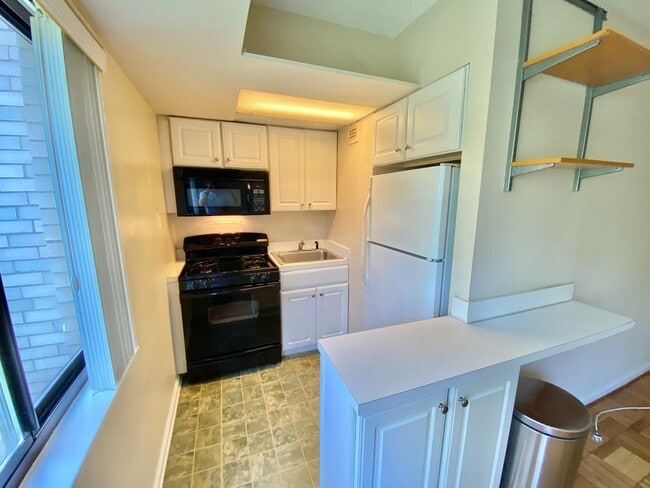 Photo - Wilshire Park Condo Studio with Den with Park views in Cleveland Park! Unidad 706