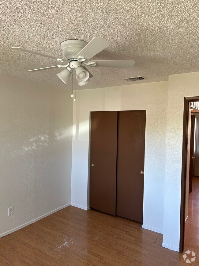 Building Photo - 2107 Elizabeth St Unit 2 Rental