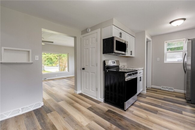 Building Photo - 1410 Lake Ave W