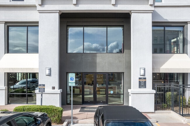 Oficina de arrendamiento - Summit at San Marcos