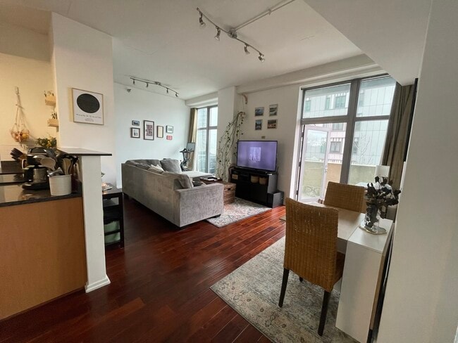 outstanding sunlight throughout the day! - 1000 W Leland Ave Unit 4E