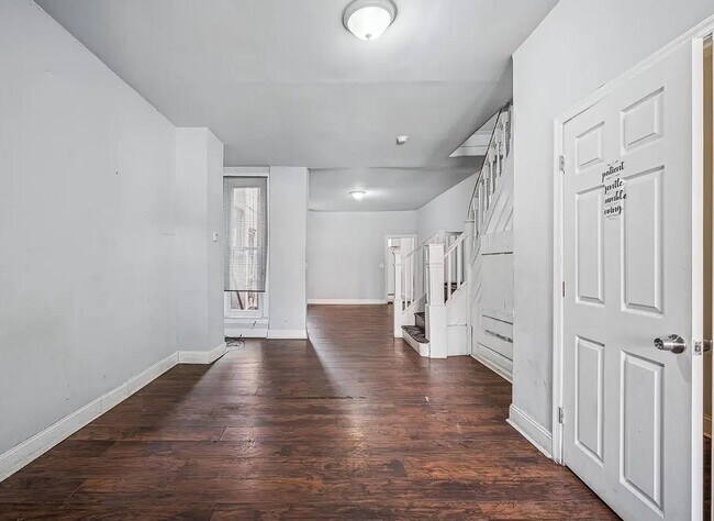 Photo - 5450 Media St