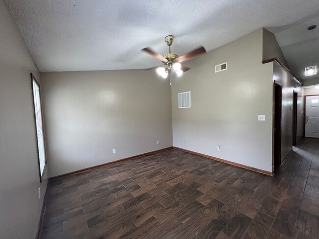 Photo - 725 Pinewood Dr