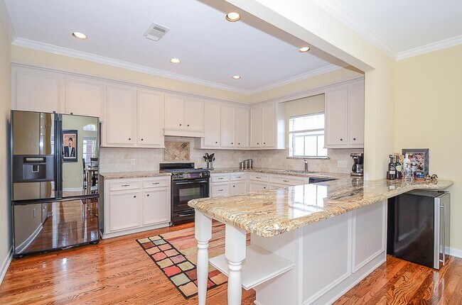 Photo - 2022 Fairview St