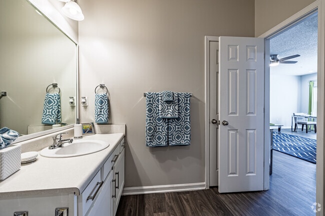 2BR 2BA 1,231 SF Redwood - Bathroom