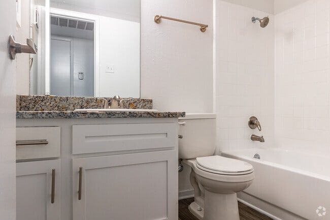 2BR, 2BA - 932SF - Bathrom