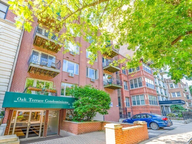 Building Photo - 435 W Oakdale Ave Unit 2B Rental