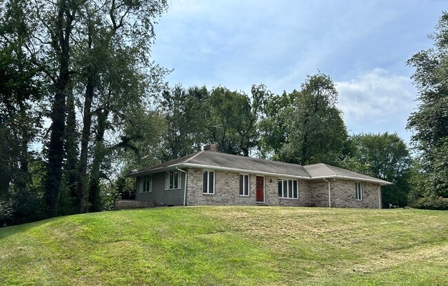 Building Photo - 818 N Timberline Cir W