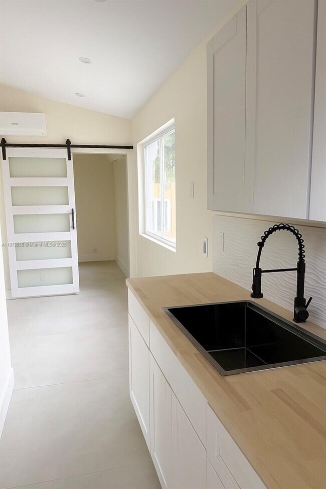 Building Photo - 907 SW 15th Terrace Unit 1-2 Rental