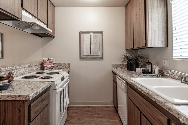 2BR, 2BA - 1022SF