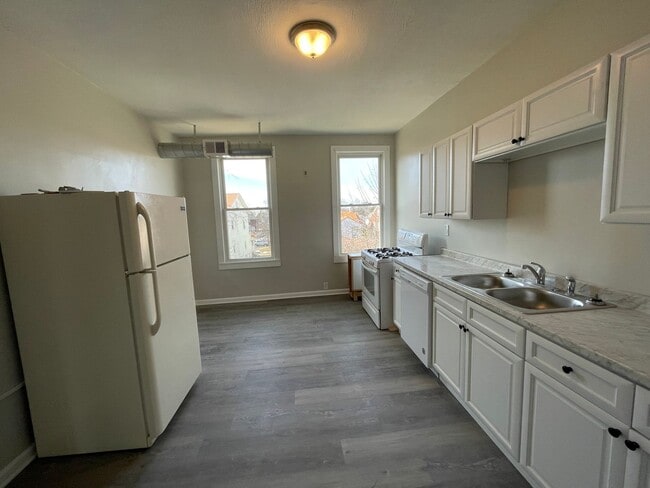 Photo - 3 unit building in central area of Bellevue and steps away from Avalon areas of Pittsburgh. Unit Apt 2