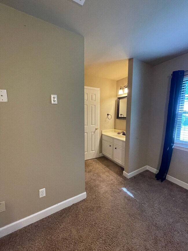 MOVE IN SPECIAL 250 OFF FIRST MONTH'S REN... Casa Adosada Townhome en