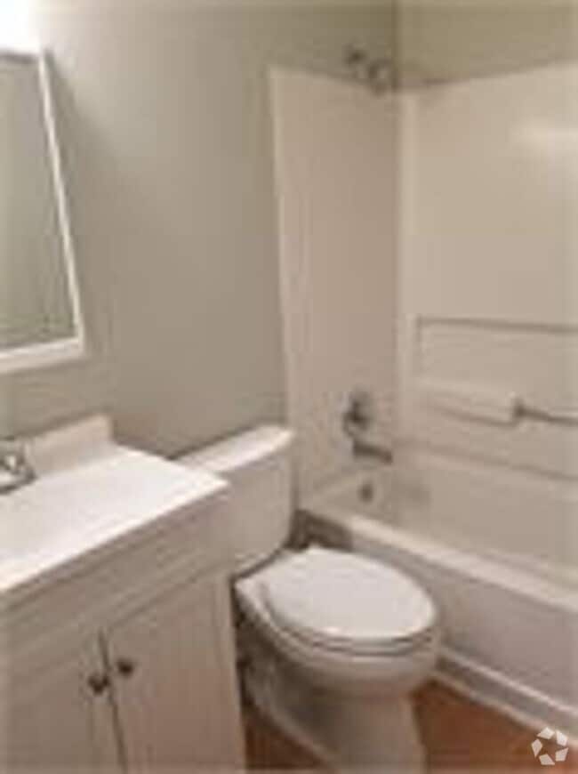 Building Photo - 2 bd 1 ba duplex in a Great Location Rental