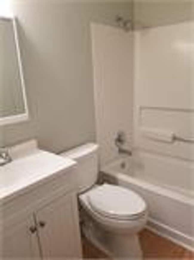 Building Photo - 2 bd 1 ba duplex in a Great Location Rental