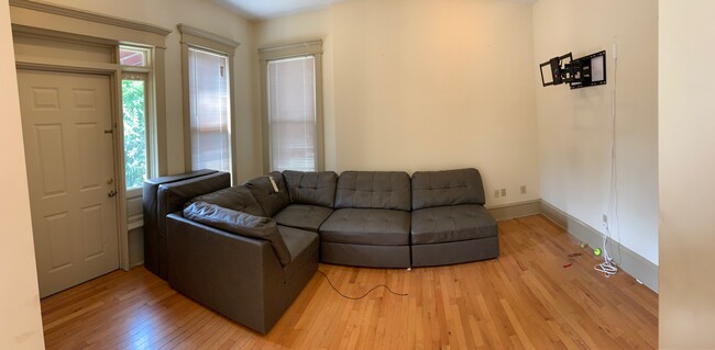 living room - 846 Dennison Ave Apartments Unit downstairs