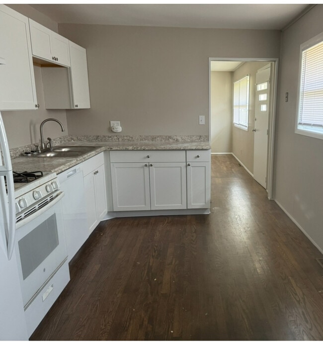 New cabinets/countertops - 3765 Clearwater Dr