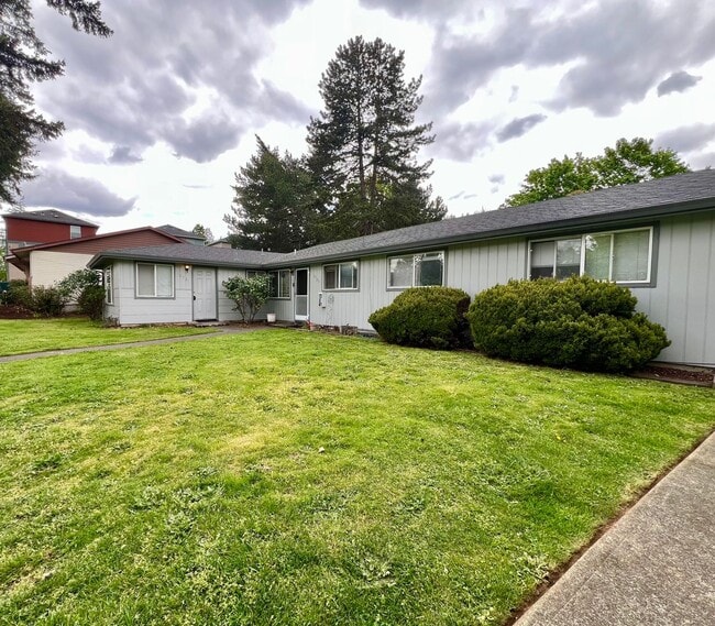 Building Photo - Charming 2-Bedroom Apartment in SE Portland!
