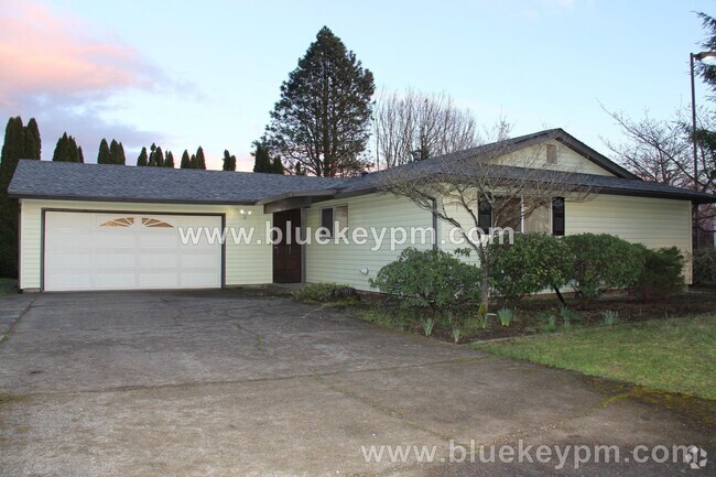 Building Photo - 3 Bed, 2 Bath Home with Large Yard Near Mi...