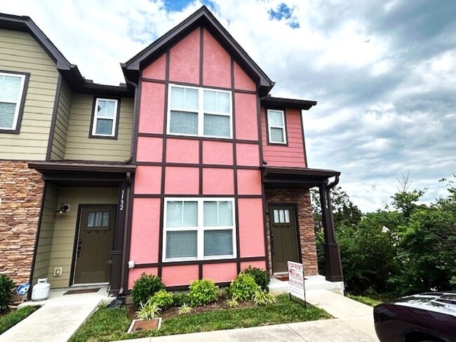 Nice 2 Bedroom 2.5 bath townhome with open... - Nice 2 Bedroom 2.5 bath townhome with open...