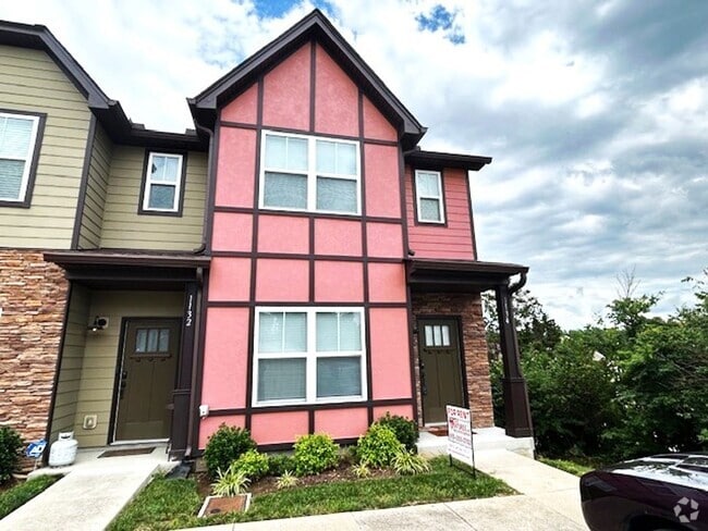 Building Photo - Nice 2 Bedroom 2.5 bath townhome with open...