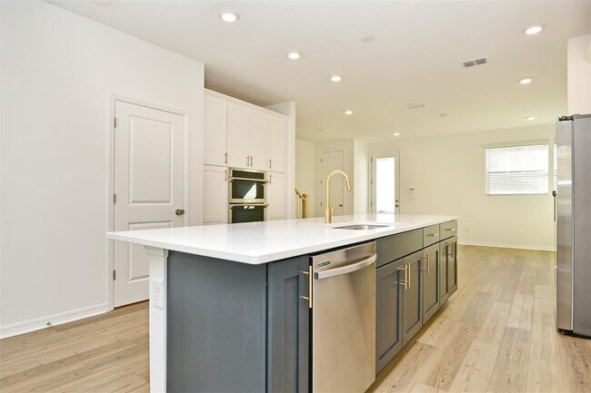 2948 Voyager Ave