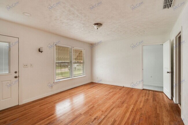 Photo - 2938 Hunter St