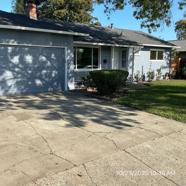 Building Photo - Refreshed 3 Bedroom