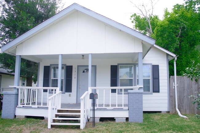 Building Photo - 1310 4th St