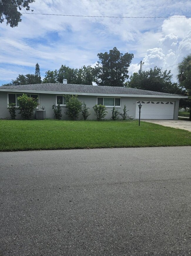 Building Photo - BEAUTIFUL 4 BEDROOM 2 BATH HOME IN THE BEAUTIFUL SOUTH DAYTONA