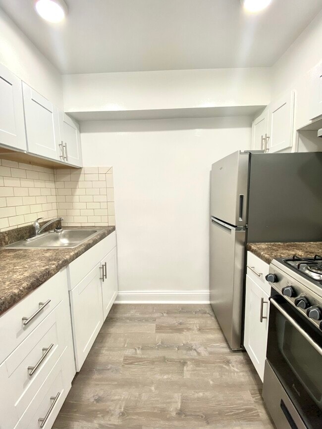 Building Photo - 908 W Montrose Ave Unit GDN