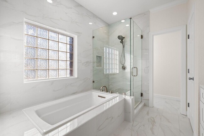 Photo - 255 Cll Escada