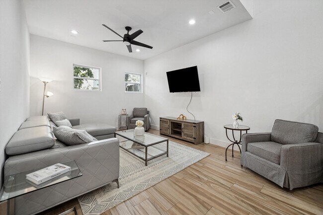 5021 Creekmont Dr