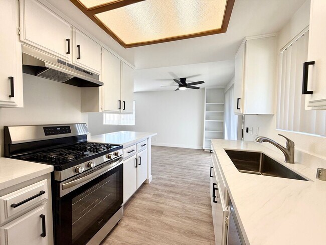 2 bedroom 2 bath! Huge MOVE IN SPECIAL! - 2 bedroom 2 bath! Huge MOVE IN SPECIAL! Unit #4