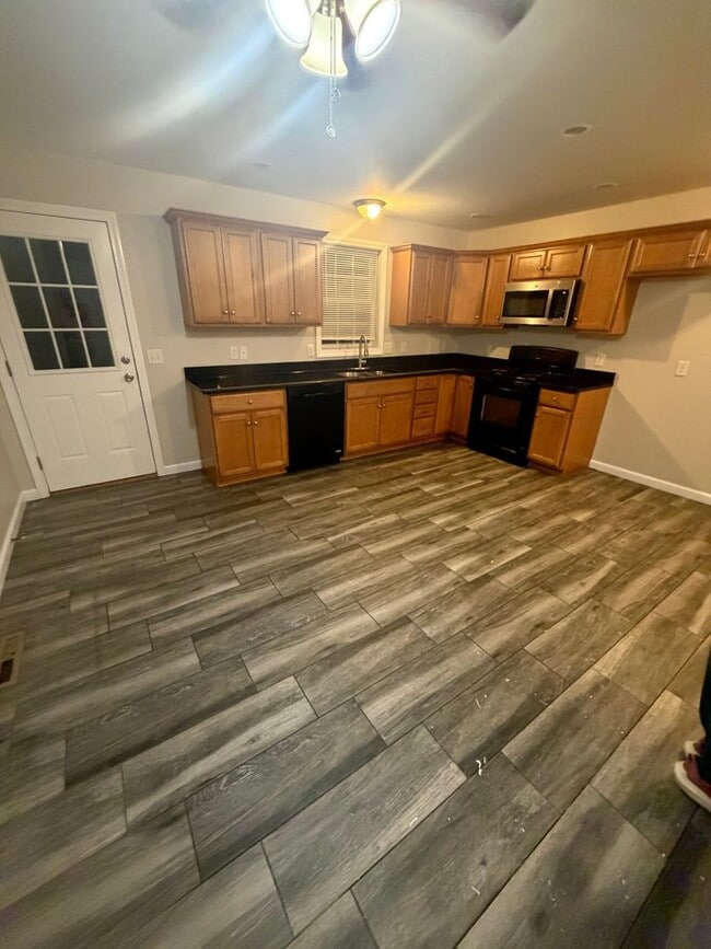 Building Photo - 18-20 Pine Grove St Unit 18