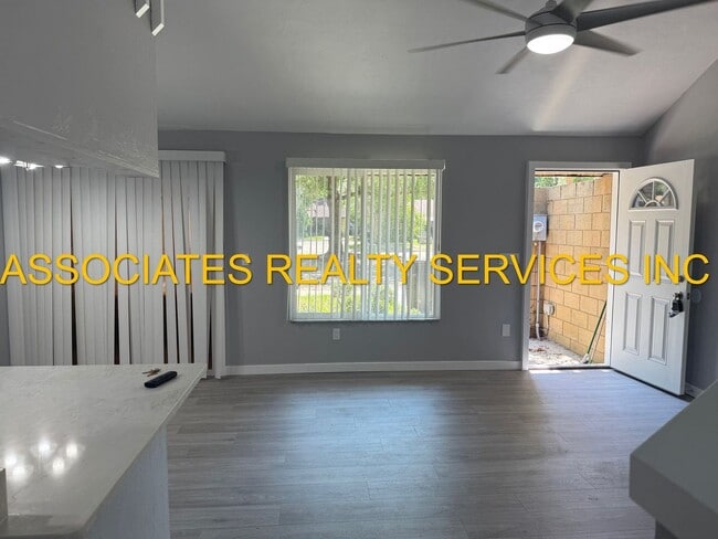 Photo - MUST SEE!!! 2BED/2BATH FULLY REMODELED UNIT IN GREENLEAF!!! FENCED BACK YARD!!! Unidad 812