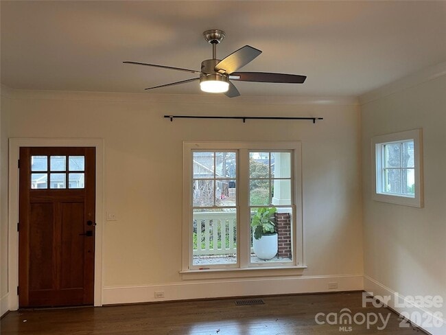 Photo - 2321 Barry St