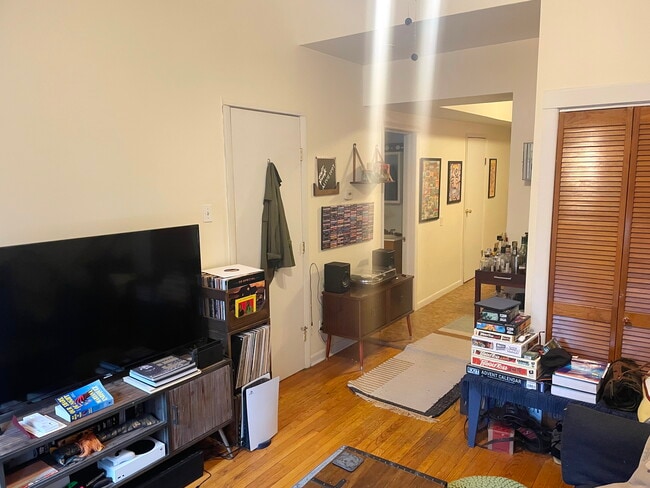 Photo - 1627 N Winchester Ave Unit 2F