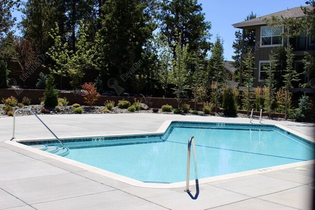 Photo - 4BR - 2.5 BA SE Bend home in great neighborhood with park and pool!