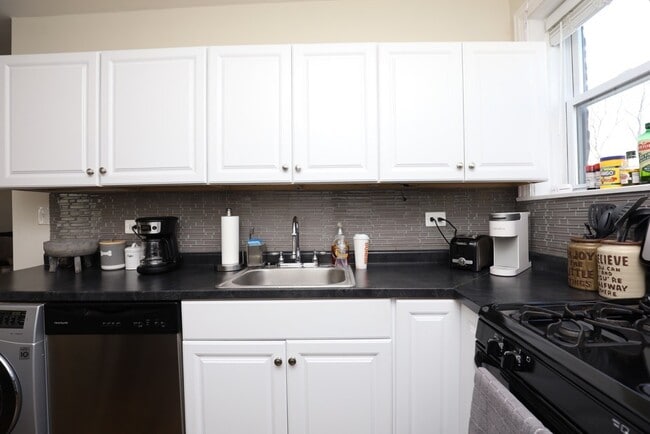 Photo - 3823 N Greenview Ave Unit W4