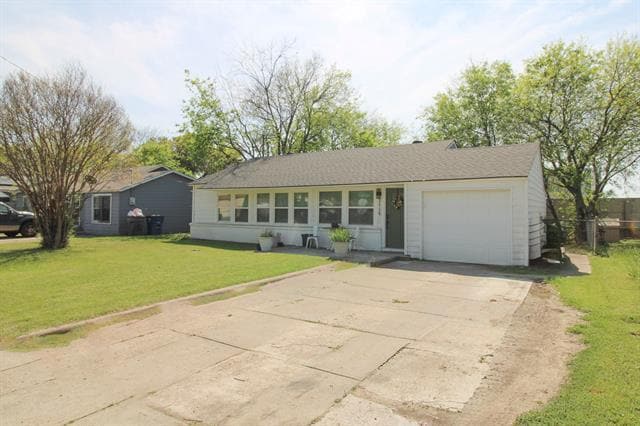 Building Photo - 3119 Eisenhower Dr