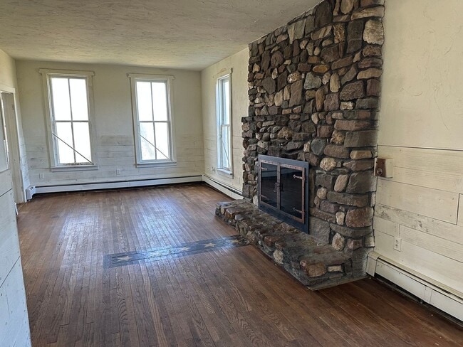 Building Photo - Historic Gettysburg Farmhouse!!