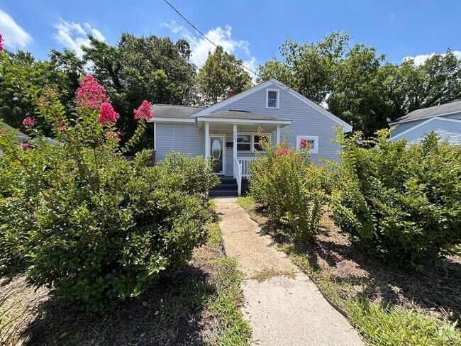 Building Photo - Charming 2BR/1BA Home with Garage & Fenced...