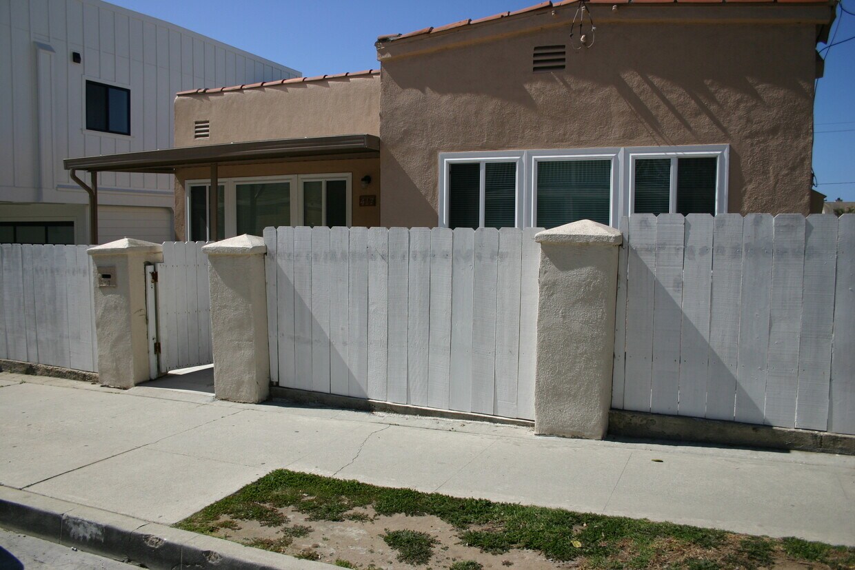Street View - 417 Ocean View Ave (Hermosa Beach, CA)